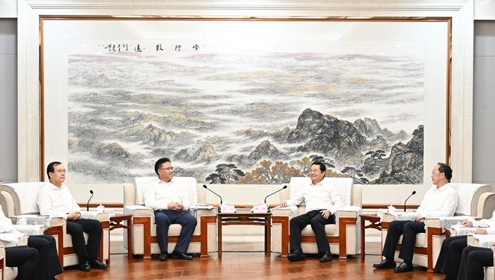 領(lǐng)導(dǎo)班子成員在沈陽(yáng)拜會(huì)遼寧省委書(shū)記、省人大常委會(huì)主任郝鵬，省委副書(shū)記、省長(zhǎng)李樂(lè)成